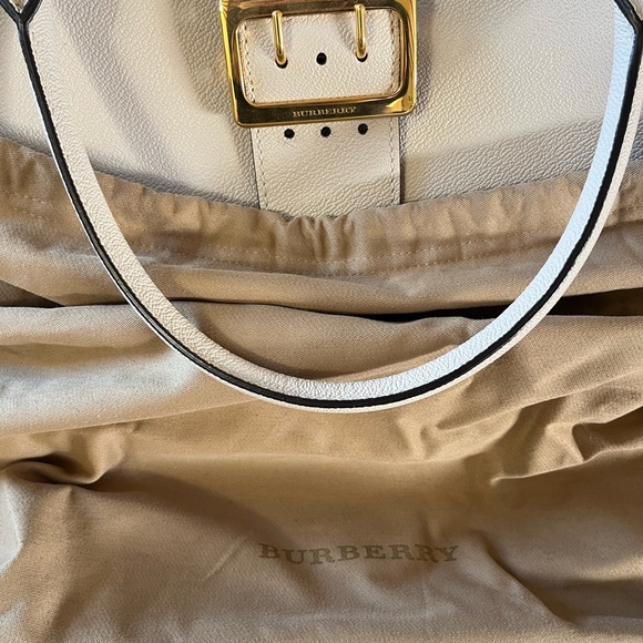Burberry leather soft grain, medium buckle tote. Box bag cards. - Picture 5 of 9